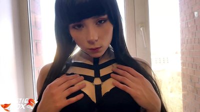 ګرم Brunette په ژوره توګه او په حساس ډول د پیسو لپاره ډک شوی