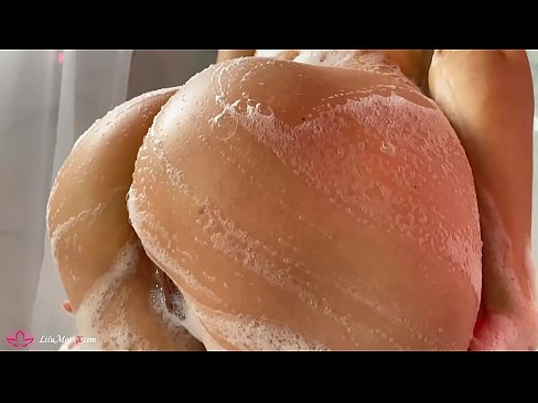 ❤️ Brunette په شاور کې د شدید orgasm لپاره د وایبرټر سره بلی مشت زنی کوي ❌  ❌